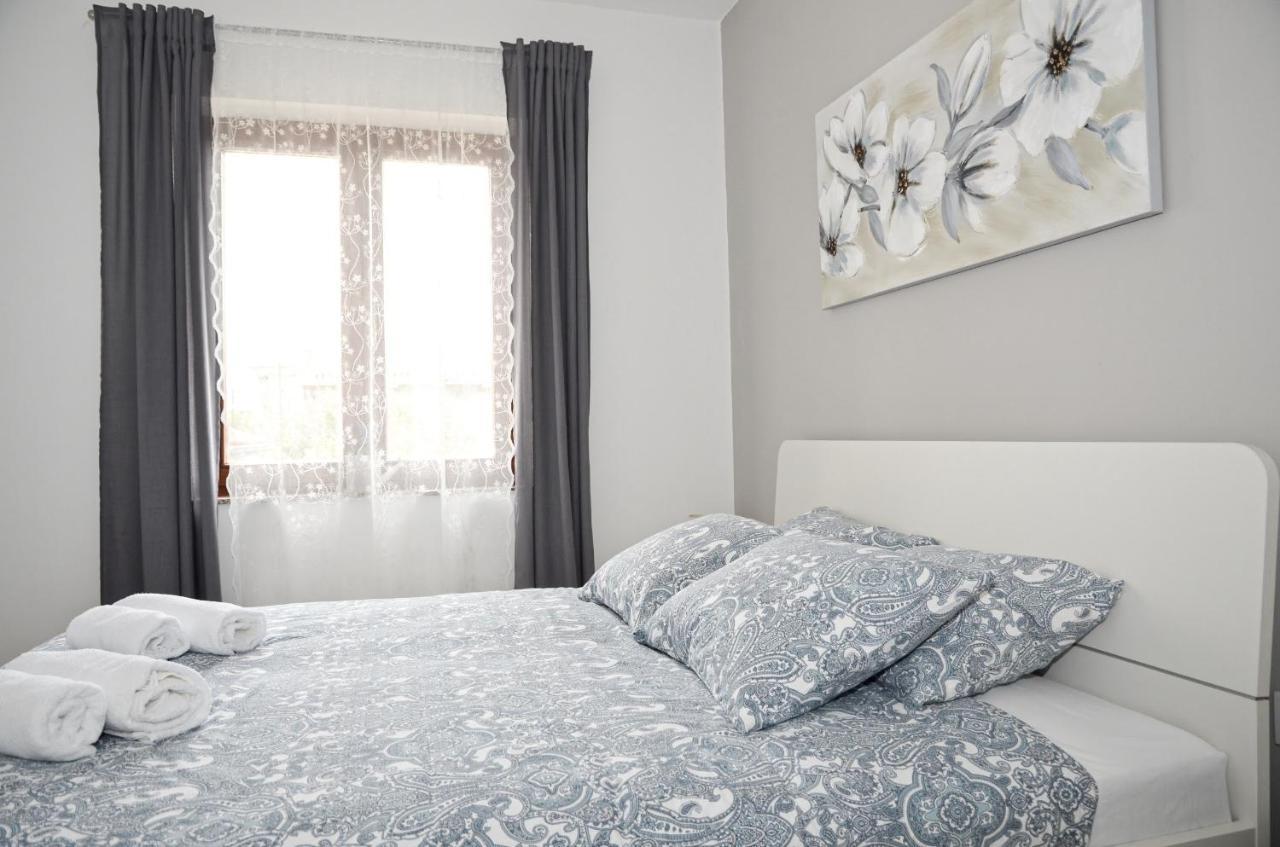 Family Friendly Apartments With A Swimming Pool Povljana, Pag - 244 Dış mekan fotoğraf