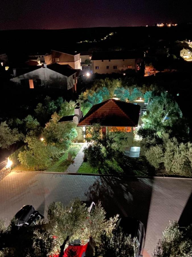 Family Friendly Apartments With A Swimming Pool Povljana, Pag - 244 Dış mekan fotoğraf