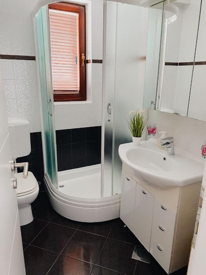 Family Friendly Apartments With A Swimming Pool Povljana, Pag - 244 Dış mekan fotoğraf